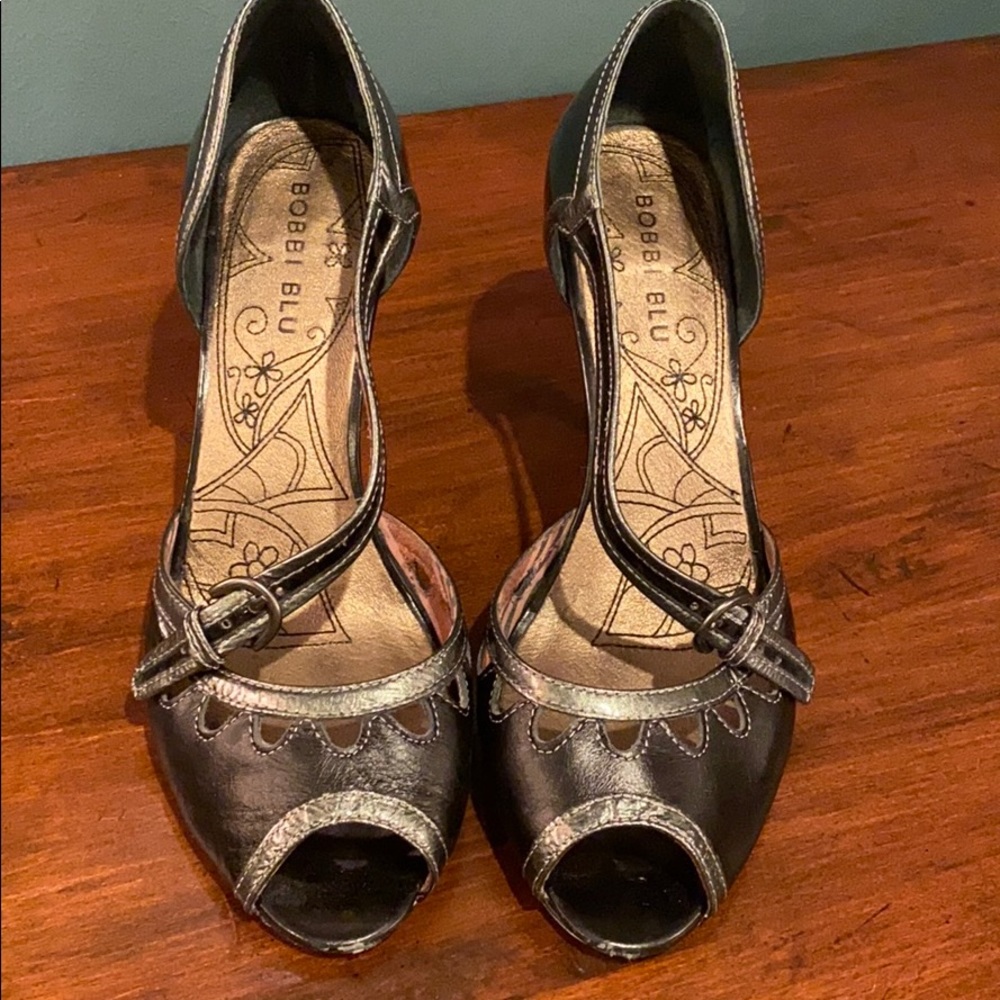 Retro Bobbi Blu heels with accent strap.